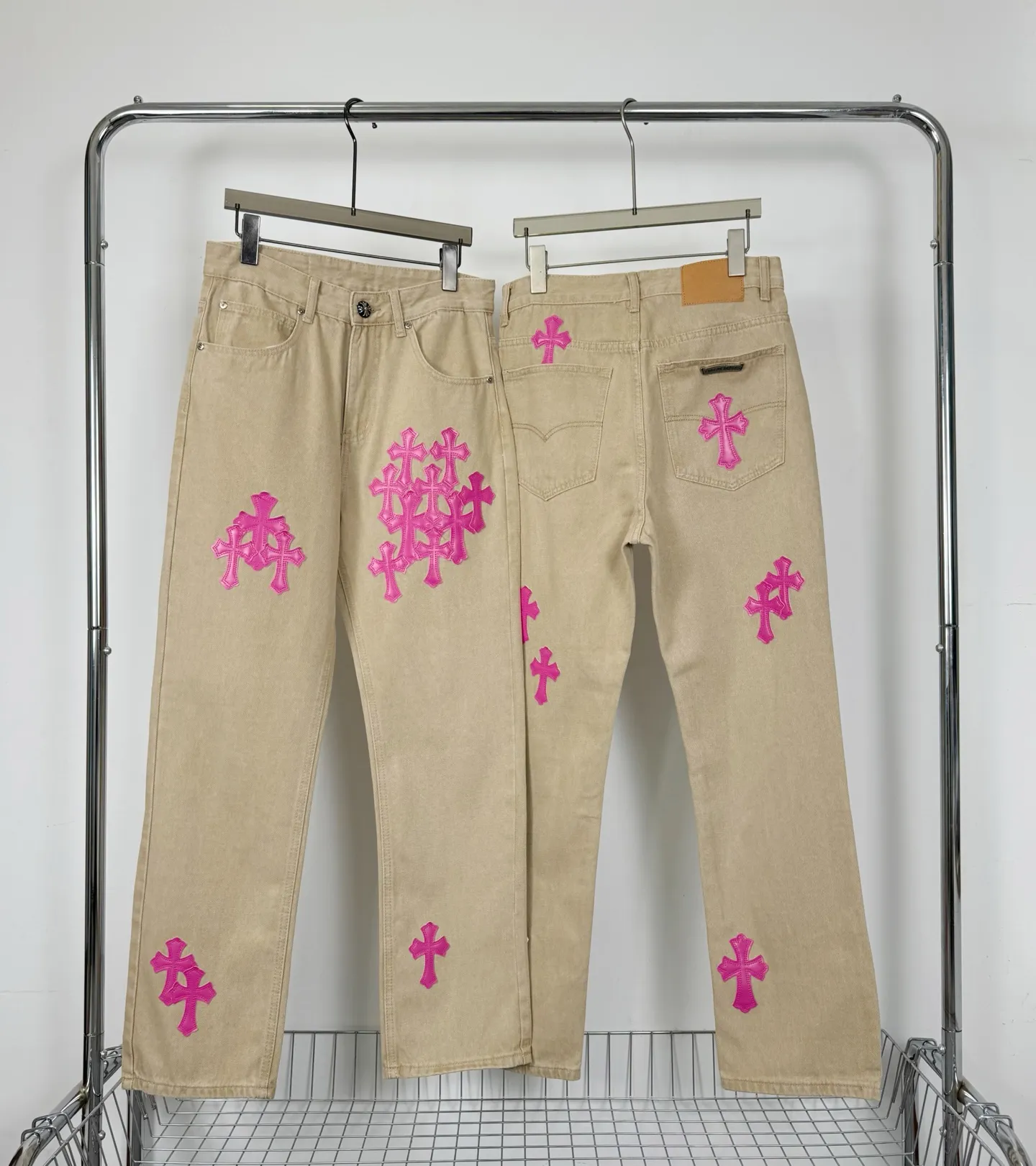 P240 Style No.: H849 ChromeHearts & Chrome Hearts [New on the unlabeled support platform] 2025 new khaki leather couple's washed jeans, top ceiling quality, styles with different washed textures, very friendly to people with thin legs and thick legs, straight and loose version very flattering leg shape, timeless moderate length, easy and casual to match, basic styling for various styles, a must-have in the wardrobe! The fabric is stiff but also makes the upper body soft without losing texture. The washing process is even more perfect. It is a must-have item for everyone! ! !  Size: 28-30-32-34 Color: Khaki